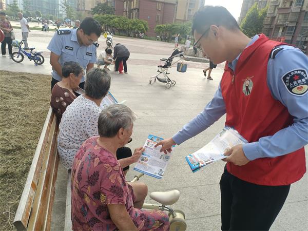 新城派出所：组织青年志愿者走进社区开展防范养老诈骗宣传 (1).jpg