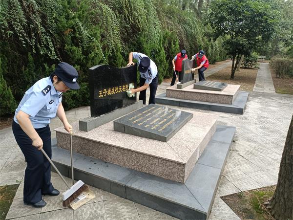 新城派出所：组织青年民辅警去烈士陵园祭奠英烈 (2).jpg