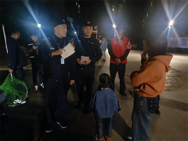县公安局：联合城管部门开展文明养犬综合治理宣传 (1).jpg