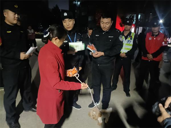 县公安局：联合城管部门开展文明养犬综合治理宣传 (2).jpg