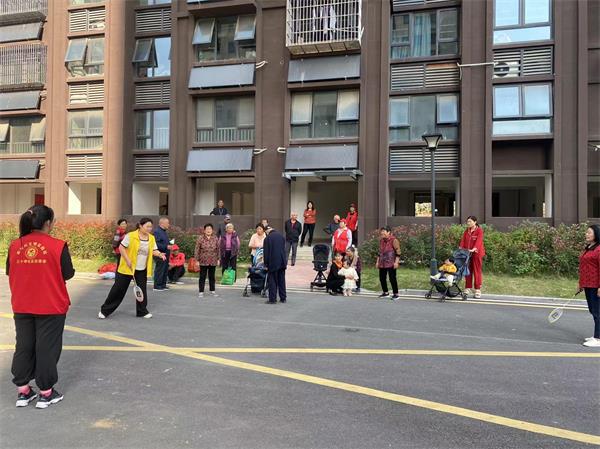 三十埠社区：关爱老人  “羽”你同行1.jpg