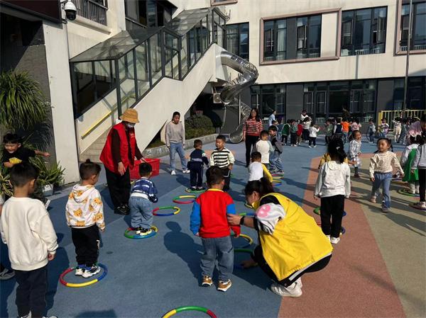 三十埠社区：活力跳圈圈  运动促成长1.jpg