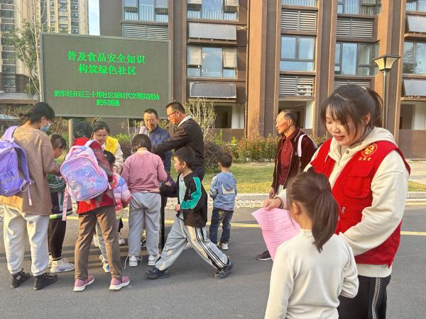 肥东经开区三十埠社区：普及食品安全知识 构筑绿色社区(1).jpg