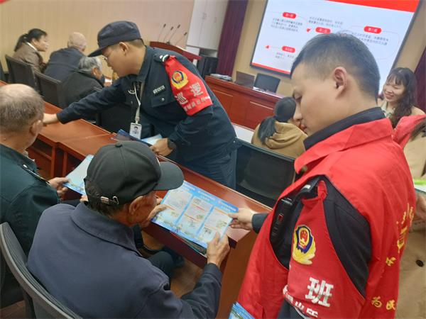 县公安局：组织青年志愿者深入社区开展反恐宣传 (1).jpg