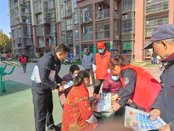 县公安局：组织青年志愿者深入社区开展文明养犬宣传  (1).jpg