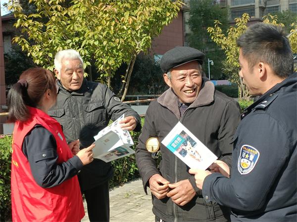县公安局：组织青年志愿者深入社区开展文明养犬宣传 .jpg