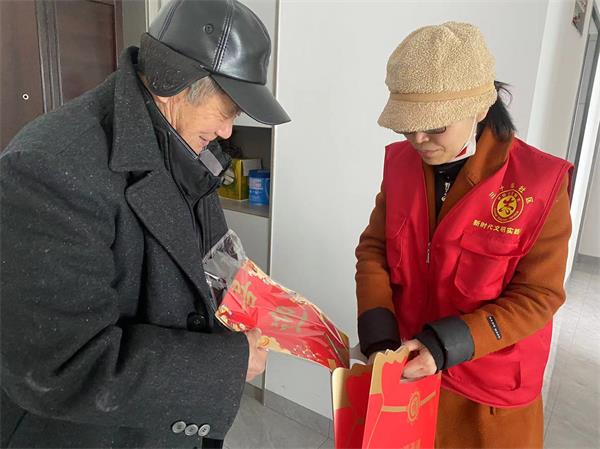 三十埠社区：关爱特殊群体  入户送春联1.jpg