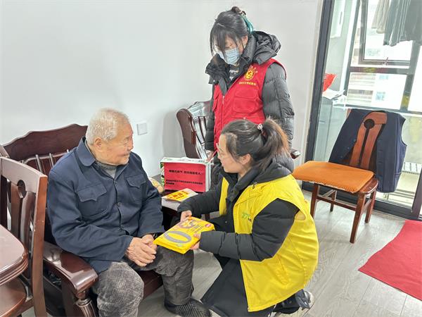 肥东经开区三十埠社区新时代文明实践站：情暖元宵节 慰问独居老人(2).jpg