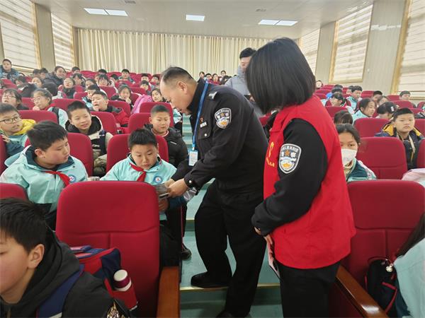 县公安局：组织青年志愿者开展生态环保志愿宣传活动 (1).jpg