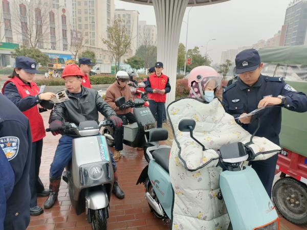 县公安局：组织青年志愿者开展文明交通志愿宣传活动.jpg