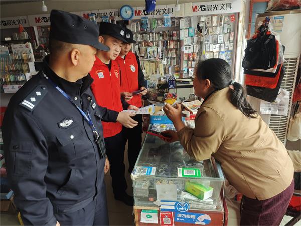 县公安局：组织青年志愿者开展校园周边安全宣传.jpg