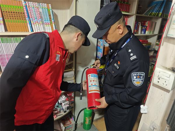 县公安局：组织青年志愿者开展校园周边安全宣传 (1).jpg