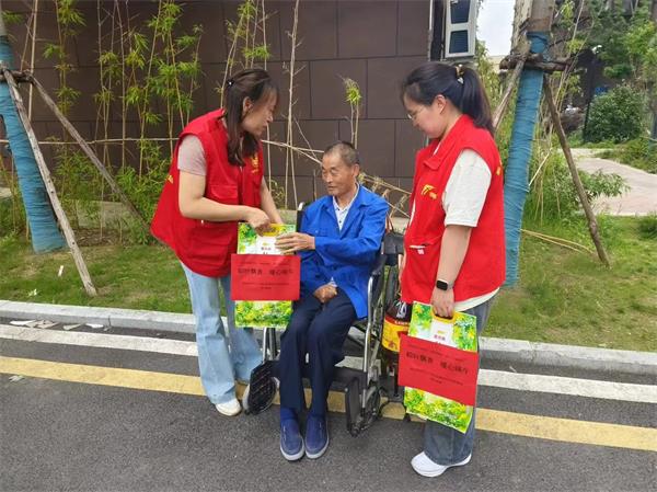 肥东经开区三十埠社区：浓情端午 暖心慰问1.jpg