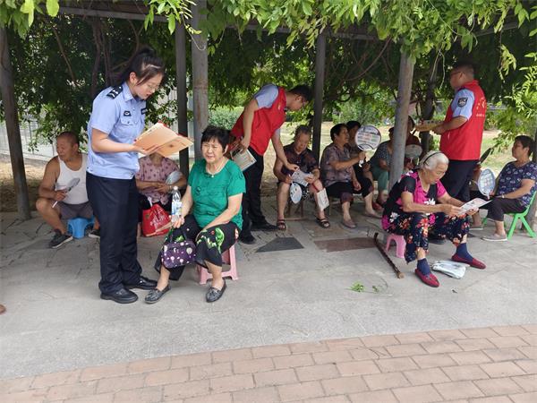 县公安局：深入社区开展反邪教志愿宣传活动 (1).jpg