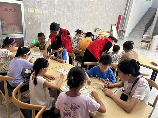 肥东经开区三十埠社区：缤纷彩扇 清凉一夏2.jpg