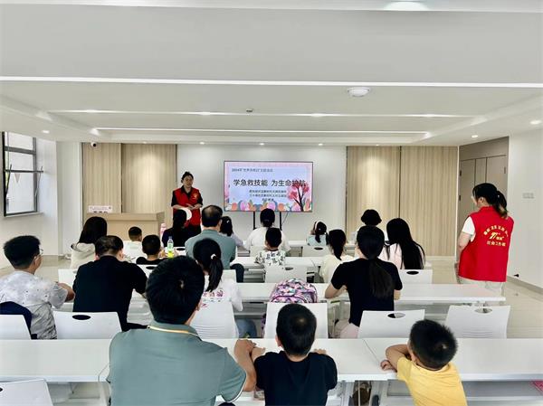 肥东经开区三十埠社区：学急救技能 为生命护航1.jpg