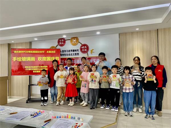 肥东经开区三十埠社区：手绘玻璃画 欢度国庆节4.jpg