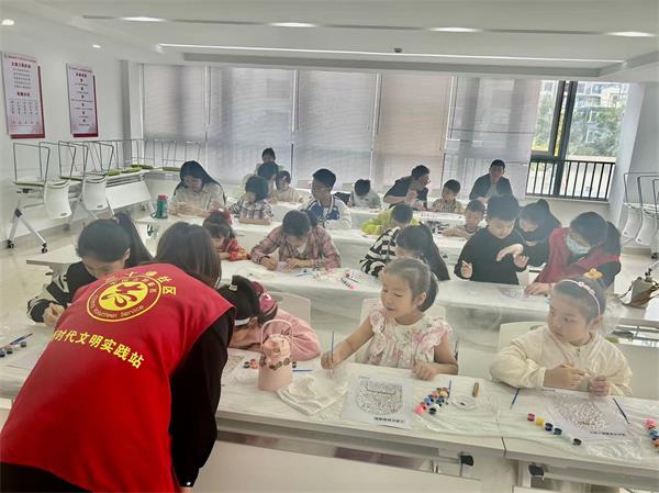 肥东经开区三十埠社区：手绘玻璃画 欢度国庆节2.jpg