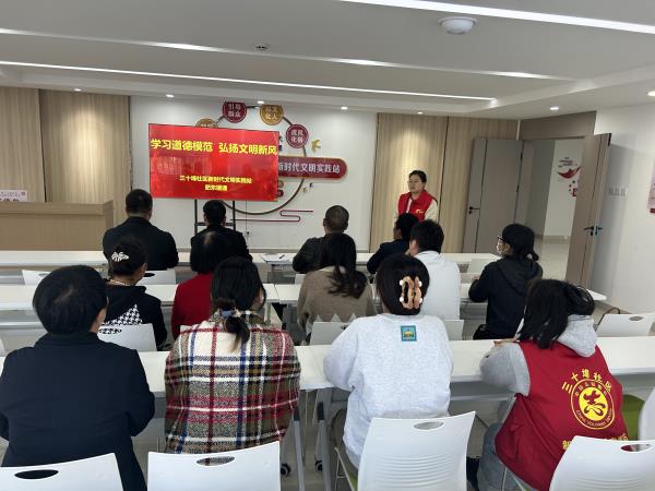 肥东经开区三十埠社区：学习道德模范 弘扬文明新风1.jpg