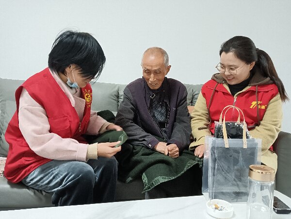 三十埠社区：初冬送温暖  关爱特殊群体1.jpg