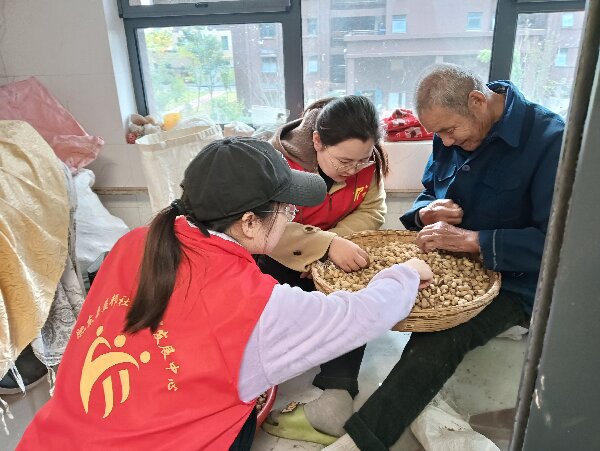 三十埠社区：初冬送温暖  关爱特殊群体3.jpg