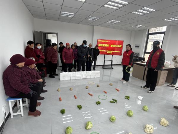 肥东经开区三十埠社区：趣味套蔬菜 居民乐开颜1.jpg