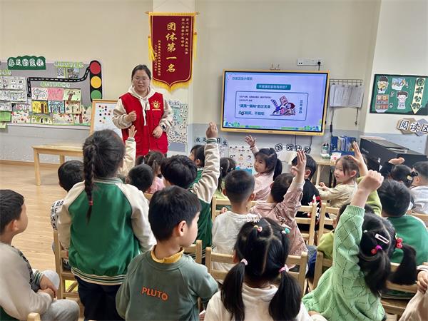 肥东经开区三十埠社区：“全国爱国卫生月”主题宣传教育活动4.jpg
