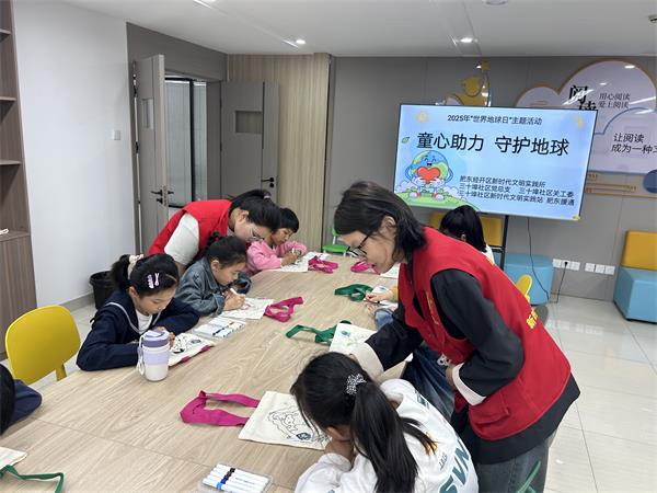 肥东经开区三十埠社区：“世界地球日”环保主题画活动2.jpg