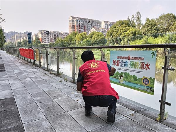 三十埠社区：玻璃映警示  安全贴民心2.jpg