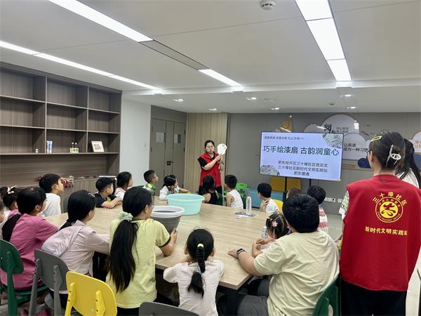 肥东经开区三十埠社区：巧手绘漆扇 古韵润童心1.jpg