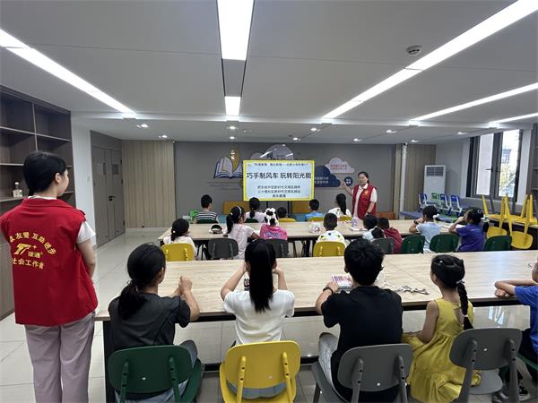 肥东经开区三十埠社区：巧手制风车 玩转阳光能1.jpg