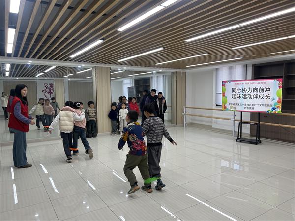 肥东经开区三十埠社区：同心协力向前冲 趣味运动伴成长2.jpg