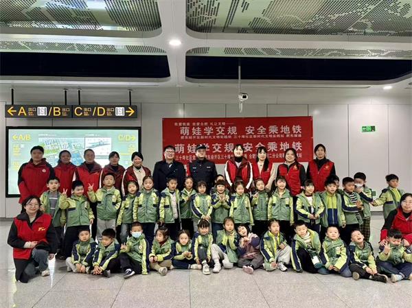 肥东经开区三十埠社区:萌娃学交规 安全乘地铁1.jpg 肥东经开区三十埠社区:萌娃学交规 安全乘地铁1.jpg