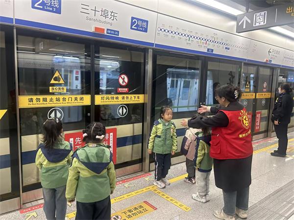 肥东经开区三十埠社区:萌娃学交规 安全乘地铁4.jpg 肥东经开区三十埠社区:萌娃学交规 安全乘地铁4.jpg