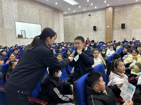 肥东经开区三十埠社区:反诈宣传进校园 共筑青春平安网2.png 肥东经开区三十埠社区:反诈宣传进校园 共筑青春平安网2.png