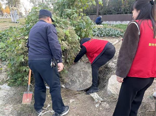 肥东经开区三十埠社区：窨井盖“归位”护安全1.jpg