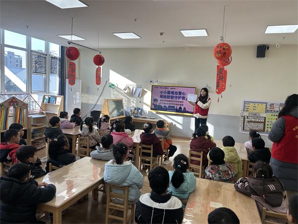 肥东经开区三十埠社区：小小画笔绘警心 萌娃致敬守护者1.jpg