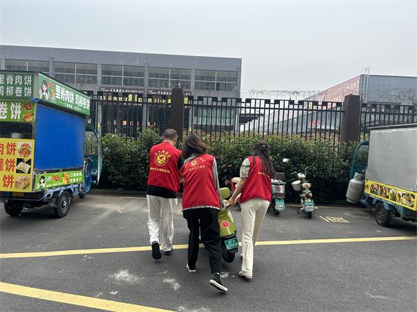 肥东经开区三十埠社区：“抬”走乱象 “停”出文明2.jpg