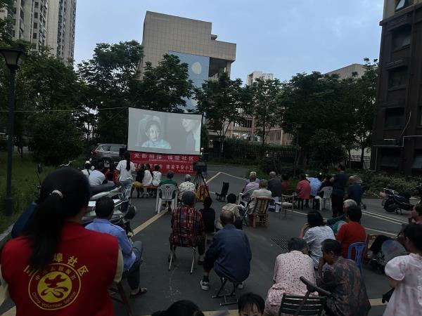 肥东经开区三十埠社区：晚风伴光影2.jpg