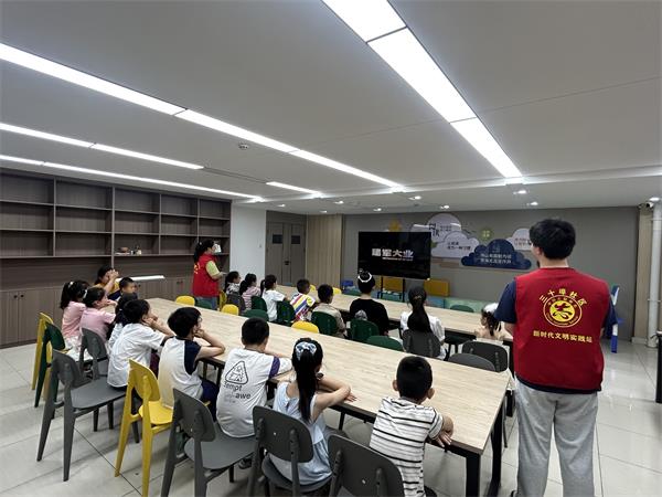 肥东经开区三十埠社区：光影铸魂庆“八一” 薪火相传励青春1.jpg