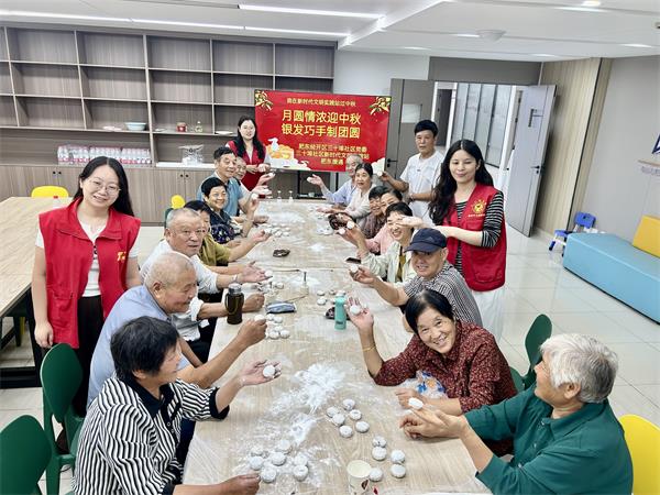 肥东经开区三十埠社区：月圆情浓迎中秋 银发巧手制团圆3.jpg