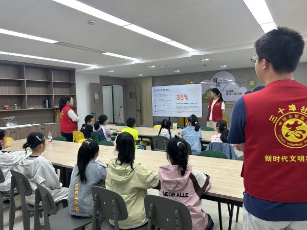 肥东经开区三十埠社区：擦亮青春慧眼 远离电信诈骗1.jpg