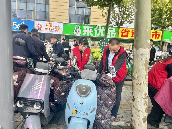 肥东经开区三十埠社区：地铁口“红马甲”上线！肥东这场志愿服务，把“乱停放”变成了“风景线”1.jpg