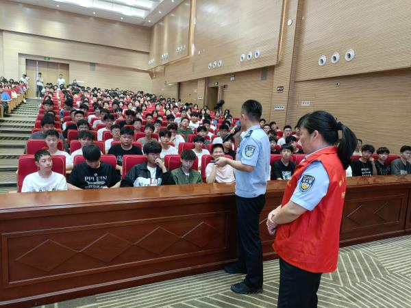 新城派出所：禁毒宣传进校园 我的青春不‘毒’行 (2).jpg