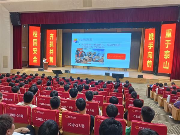 新城派出所：禁毒宣传进校园 我的青春不‘毒’行.jpg
