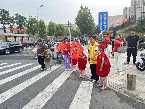 肥东经开区三十埠社区：小小文明引导员 有礼引导记心间（3）.jpg