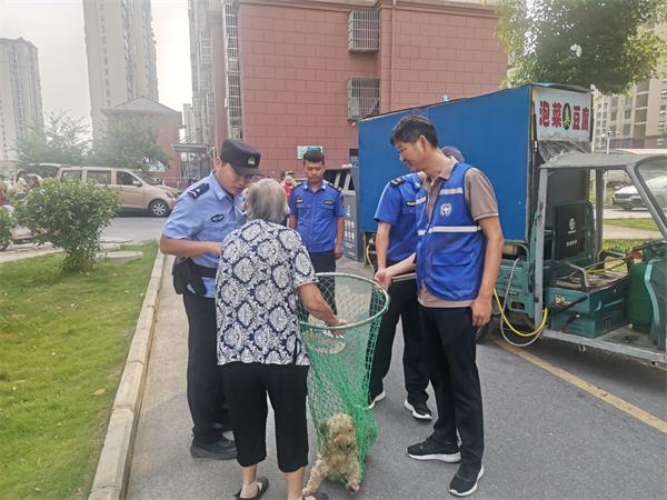 新城派出所：联合城管部门开展文明养犬综合治理宣传.jpg