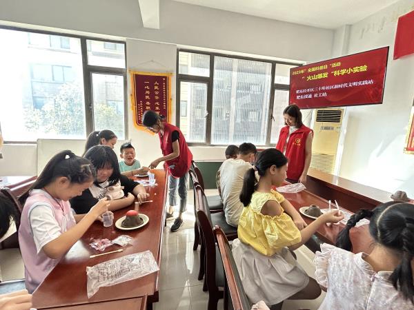 肥东经开区三十埠社区：“火山爆发”科学小实验（1）.jpg