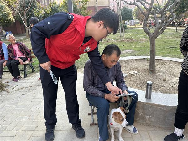 新城派出所：组织青年志愿者开展“文明养犬”主题宣传活动 (1).jpg