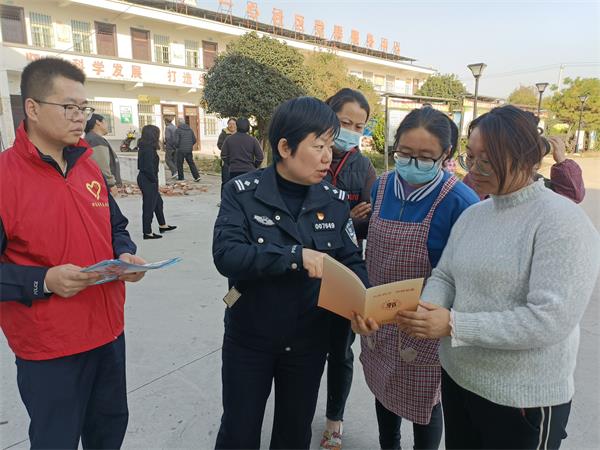 县公安局：深入企业开展反邪宣.jpg